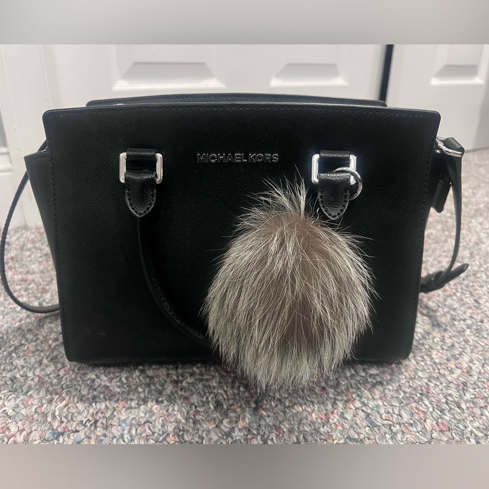 Michael Kors Selma Medium Crossbody Bag Black
Silver Hardware